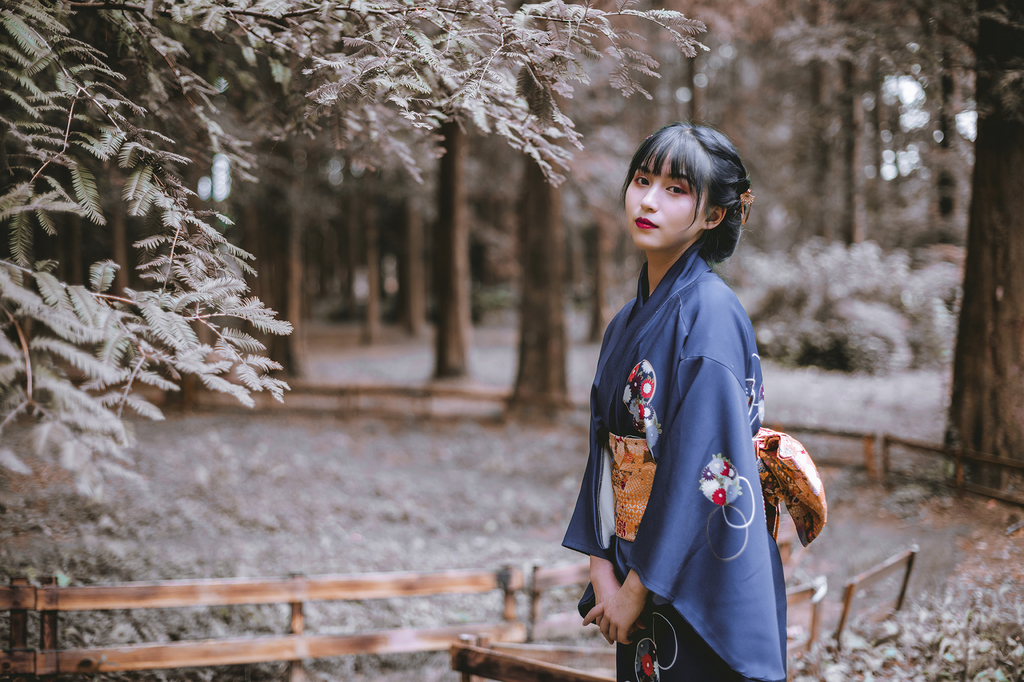 日式和服美女复古红唇皮肤白皙苗条身材户外写真