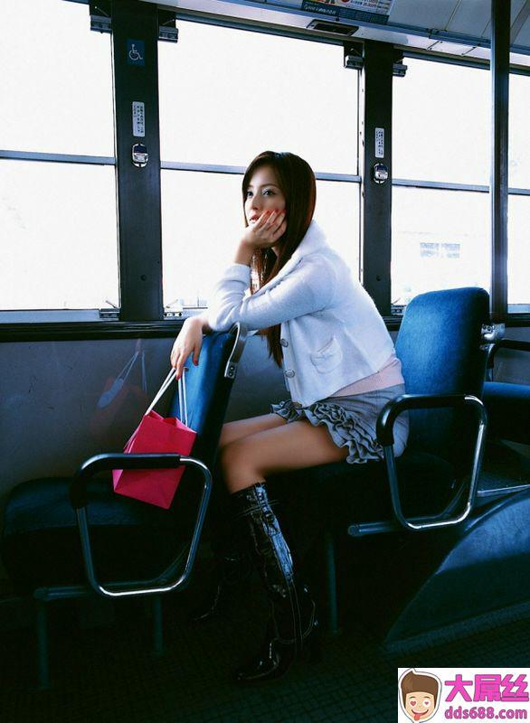 公交车上的美女露美腿，真美